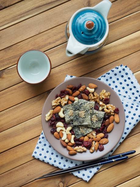istock Korean food laver cracker 944893922