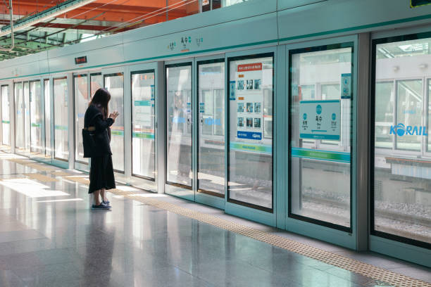 韓国ソウル市に乗用車で玉水駅ホームドア画面 - train railroad station platform railroad station vehicle door ストックフォトと画像