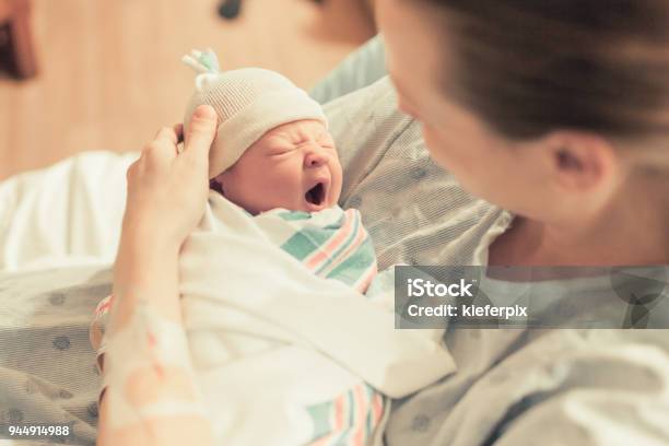 Matka I Jej Nowo Narodzone Dziecko - zdjęcia stockowe i więcej obrazów Poród - Poród, Noworodek, Szpital