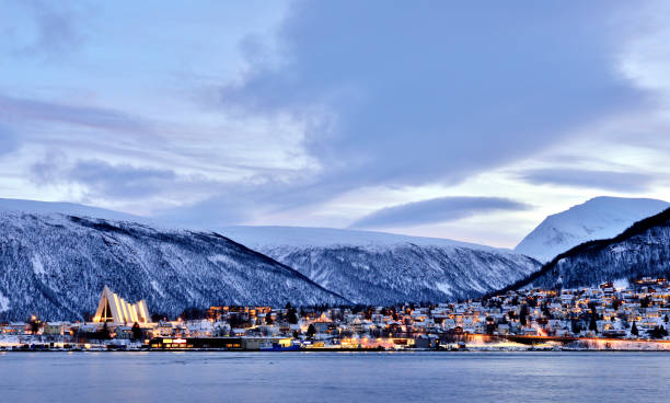 vista de la ciudad de tromso en la madrugada, noruega - norte de noruega fotografías e imágenes de stock