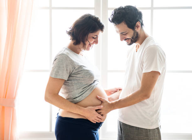 pregnant woman with her husband - 269 imagens e fotografias de stock