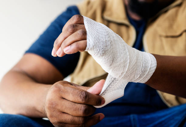 persone con concetto di sicurezza domestica - lesionato foto e immagini stock