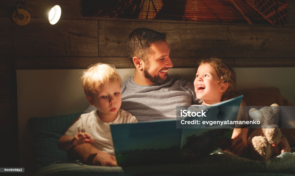 Abend-Familie lesen. Vater liest Kindern. Buchen Sie, bevor Sie zu Bett gehen - Lizenzfrei Lesen Stock-Foto