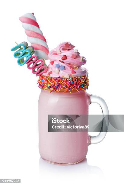 Photo libre de droit de Fou De Milkshake Avec Rose Crème Fouettée De Guimauve Et De Bonbons Colorés En Pot De Verre banque d'images et plus d'images libres de droit de Milk-shake