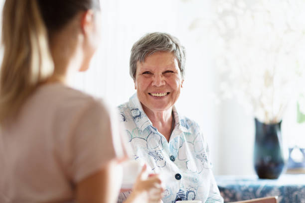 пожилые взрослые получают уход и помощь - community outreach aging process human age retirement стоковые фото и изображения