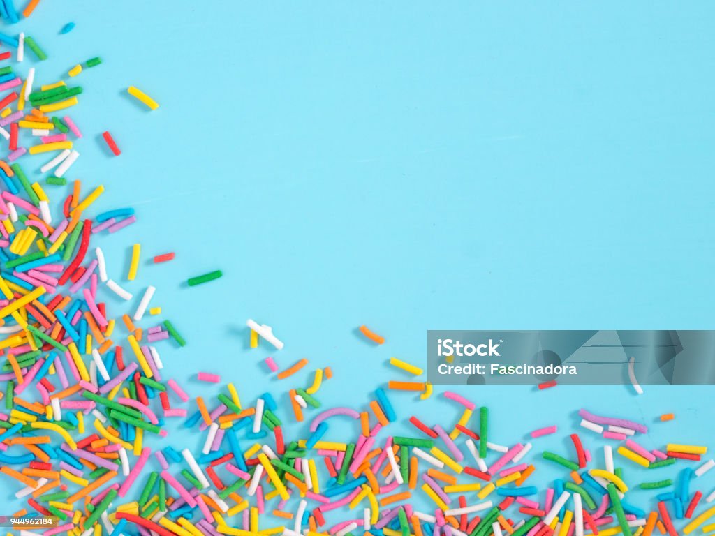 Rahmen von bunten Streuseln auf blauem Hintergrund - Lizenzfrei Streusel Stock-Foto