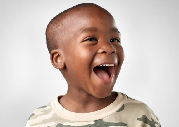 studio portret cute afrykański chłopiec śmieje - portrait studio zdjęcia i obrazy z banku zdjęć