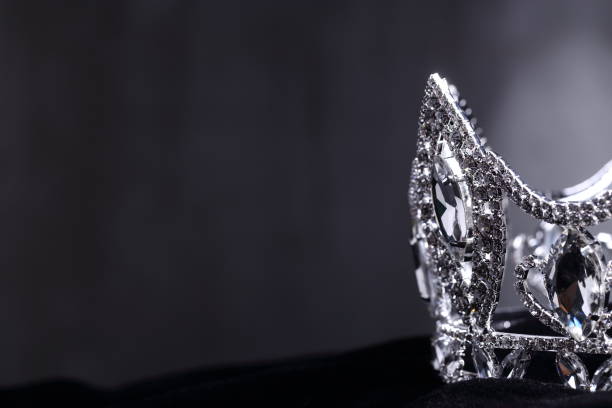 diamon silver crown pour les concours de beauté miss pageant, tiare cristal décorer - shallow depth of focus photos et images de collection
