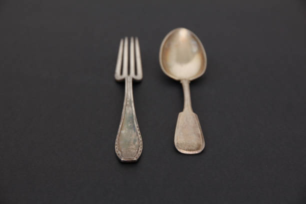 vintage vieux fourchette et cuillère. argent. fond sombre - tablespoon old scratched spoon photos et images de collection