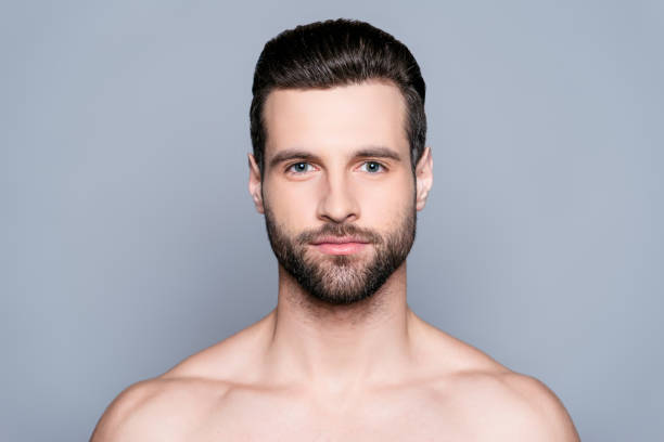 샤워 후 수염된 벌 거 벗은 젊은 남자의 초상화 - men stubble beard human hair 뉴스 사진 이미지