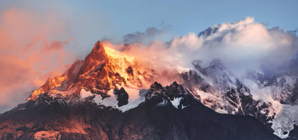 национальный парк торрес-дель-пейн на рассвете - argentina patagonia andes landscape стоковые фото и изображения