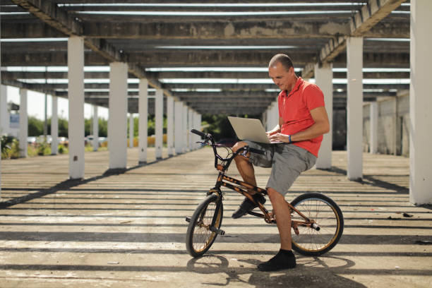 homme sur vélo bmx dans la rue - bmx flatland photos et images de collection