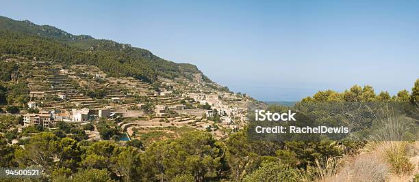 Foto de Vistas Para O Mediterrâneo e mais fotos de stock de Agricultura - Agricultura, Arvoredo, Azul