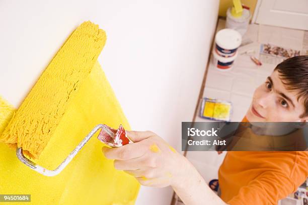 Jovem Desenha A Parede Em Uma Nova Casa - Fotografias de stock e mais imagens de 18-19 Anos - 18-19 Anos, Adulto, Ampliação da Casa