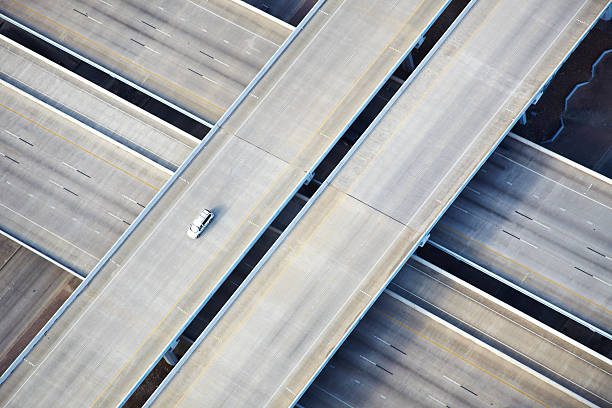 vue aérienne d'une voiture sur l'autoroute - route déserte photos et images de collection