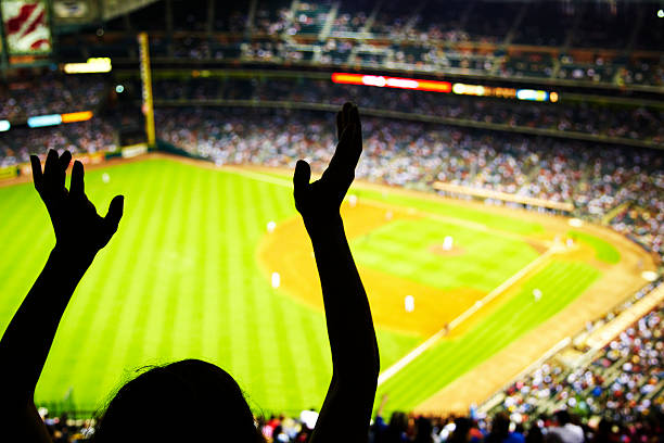シルエットの野球ファンの手を振る空気 - 野球 ストックフォトと画像