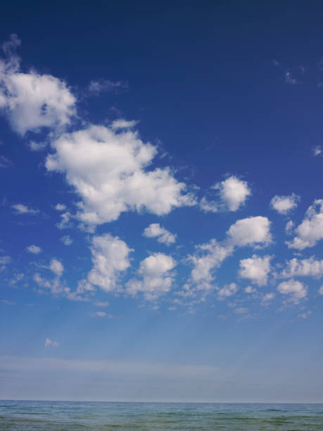 nuages au-dessus de la mer - horizon over water white green blue photos et images de collection