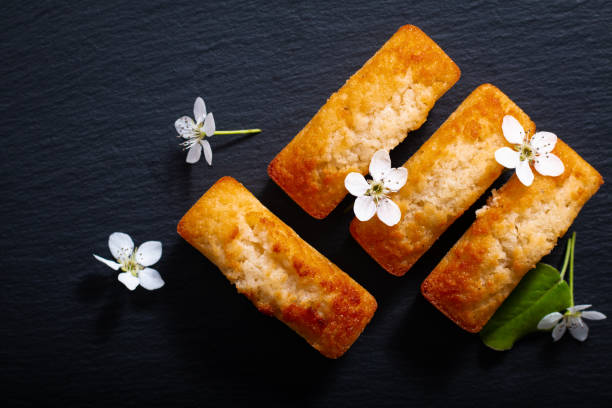 コピー スペースを持つ黒いスレート石の食品コンセプト ミニ フランス アーモンド ケーキ フィナンシェ - flower cake cookie food ストックフォトと画像