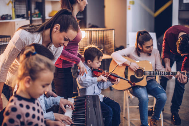 enseigner à jouer de la musique en orchestre - guitar child music learning photos et images de collection