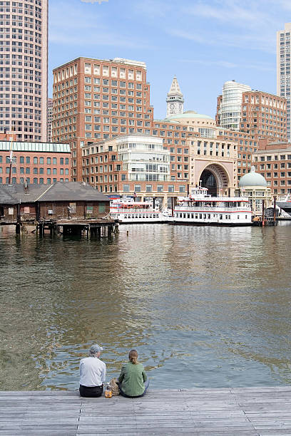 昼食には、ボストンハーバーのピア - fishing hut ストックフォトと画像
