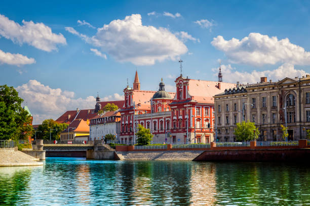 casas de la vivienda histórica en la ciudad vieja de wroclaw, polonia - odra river fotografías e imágenes de stock