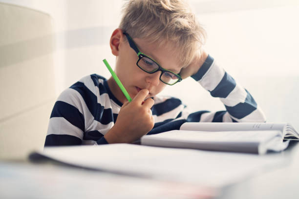 menino estudar - child glasses elementary student reading - fotografias e filmes do acervo