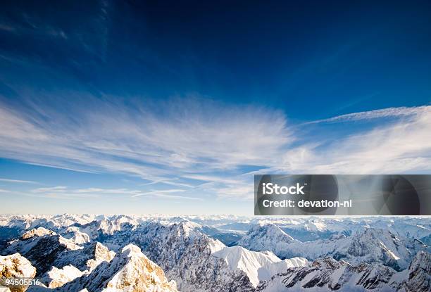 Góry Pokryte Śniegiem Szczyty - zdjęcia stockowe i więcej obrazów Góra Zugspitze - Góra Zugspitze, Panoramiczny, Pejzaże