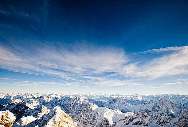 montanha picos cobertos de neve - mountain zugspitze mountain mountain peak scenics - fotografias e filmes do acervo
