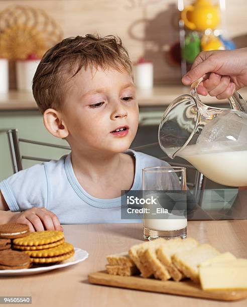 Desayuno Del Niño Foto de stock y más banco de imágenes de Alimento - Alimento, Bebida, Cara humana