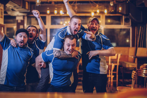 istock Group of men in pub 945061954