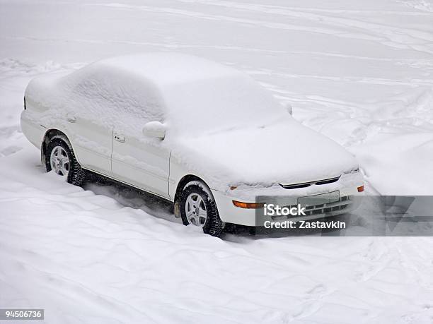 Photo libre de droit de Voiture Sous La Neige banque d'images et plus d'images libres de droit de A l'abandon - A l'abandon, Au-dessus de, Blanc