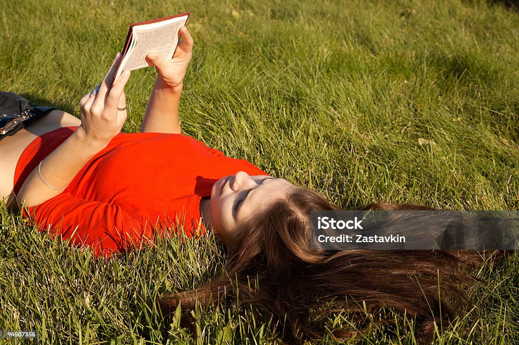 芝生の上の少女 - くつろぐのロイヤリティフリーストックフォト