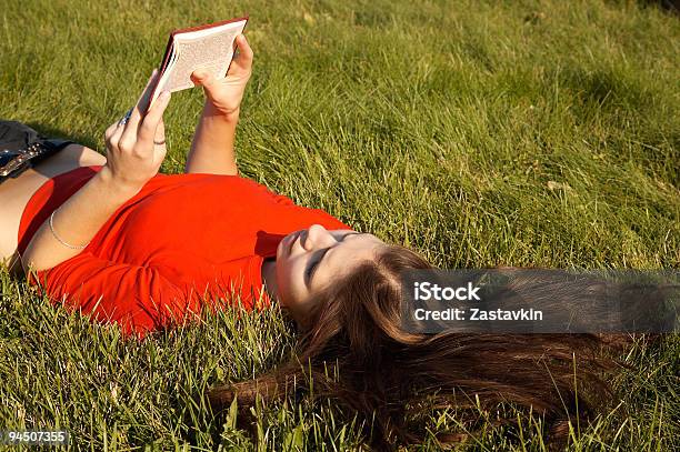 Dziewczynka Na Trawie - zdjęcia stockowe i więcej obrazów Czytać - Czytać, Dorosły, Dzień
