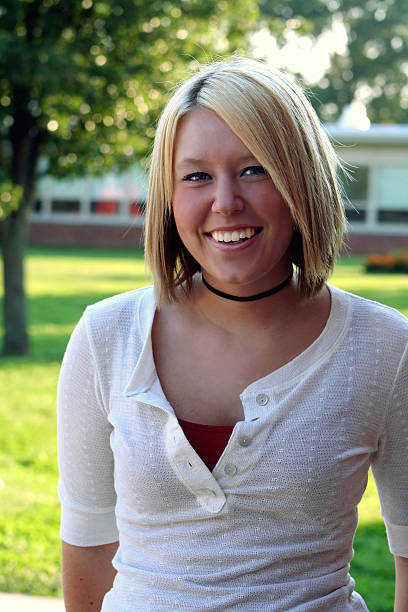 Joven mujer rubia feliz al aire libre - foto de stock