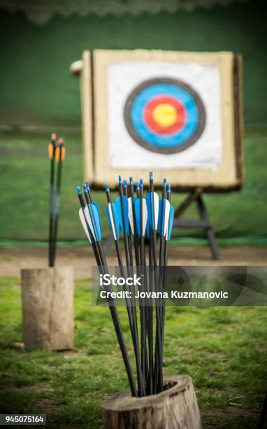 Objetivo De Práctica Foto de stock y más banco de imágenes de Tiro con arco - Tiro con arco, Arco - Deporte, Fotografía - Imágenes