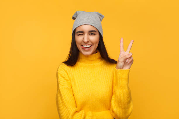 mujer bonita en traje de hipster - two fingers fotografías e imágenes de stock