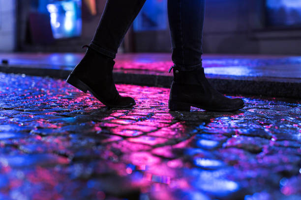 ночная прогулка - pink city стоковые фото и изображения