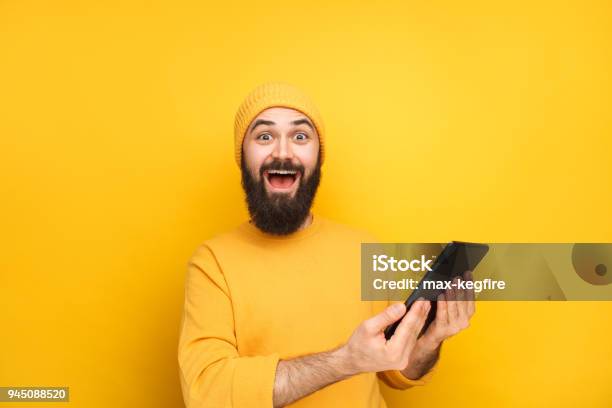 타블렛으로 노란색 흥분된 남자 남자에 대한 스톡 사진 및 기타 이미지 - 남자, 노랑, 태블릿