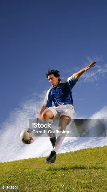 Melhor Jogador De Futebol Bate Na Bola - Fotografias de stock e mais imagens de Futebolista - Futebolista, Atirar à Baliza, Homens