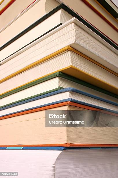 Dettaglio Di Libri Diversi - Fotografie stock e altre immagini di Copertina di libro - Copertina di libro, Libreria, Università