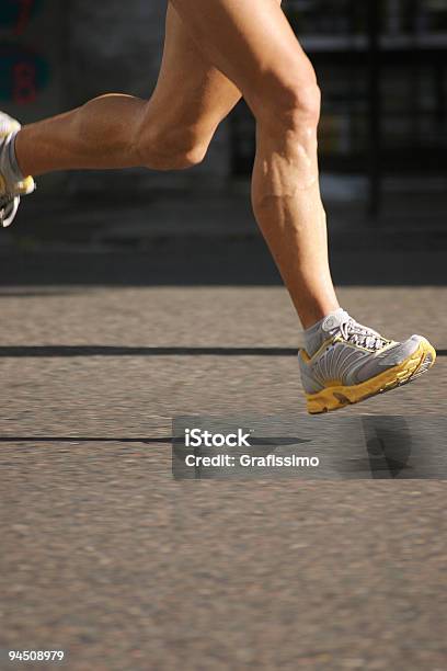 Foto de Pés Voando Sobre Asfalto e mais fotos de stock de Cidade - Cidade, Competição, Correr