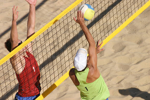 beachvolley zwei spieler duel in the net - volley stock-fotos und bilder