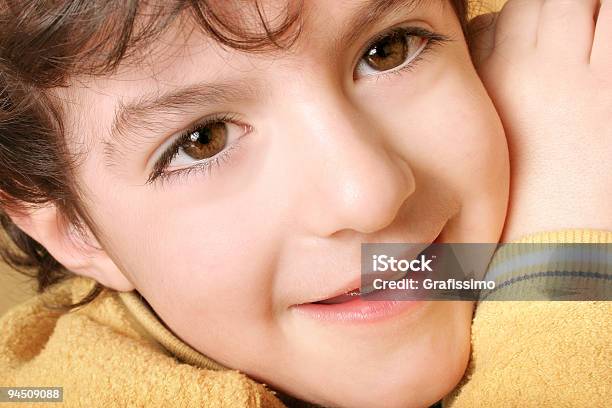 Rapaz Curioso Olhando Para Você - Fotografias de stock e mais imagens de 2-3 Anos - 2-3 Anos, Alegria, Amarelo