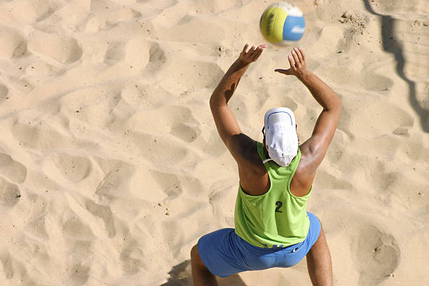 beachvolley brincando com a bola - volleyball beach volleyball beach sport imagens e fotografias de stock