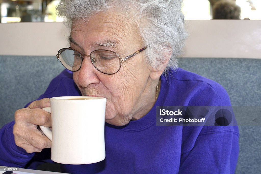 Mujer Senior con café - Foto de stock de Cabina - Mueble libre de derechos