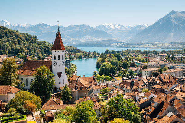 cityspace de thoune avec les montagnes des alpes et le lac en suisse - switzerland lake mountain landscape photos et images de collection