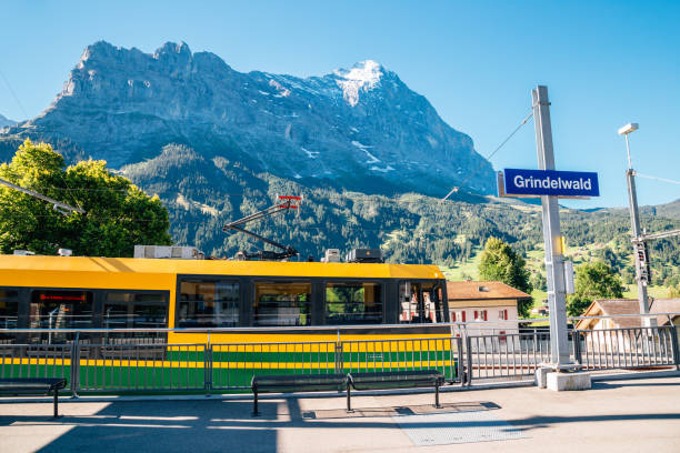 grindelwald train station platform with snowy mountain in switzerland - interlaken railroad station train rural scene imagens e fotografias de stock