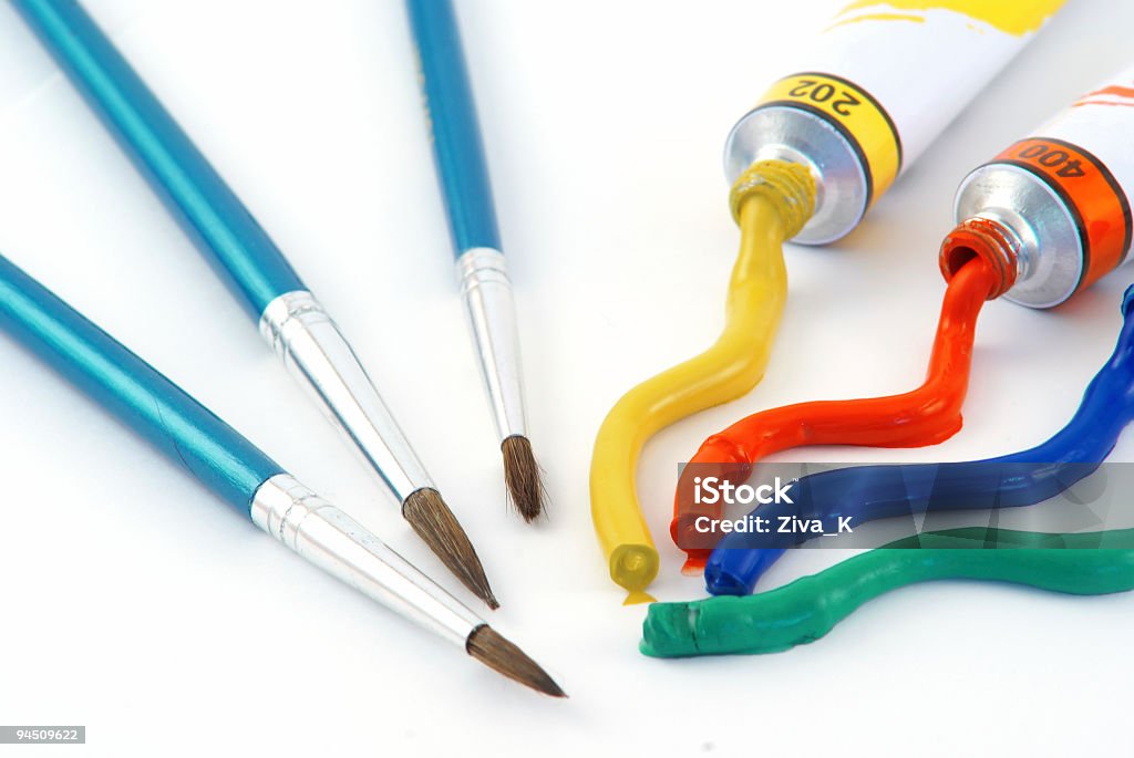 Tempera 색상 및 paintbrushes - 로열티 프리 0명 스톡 사진