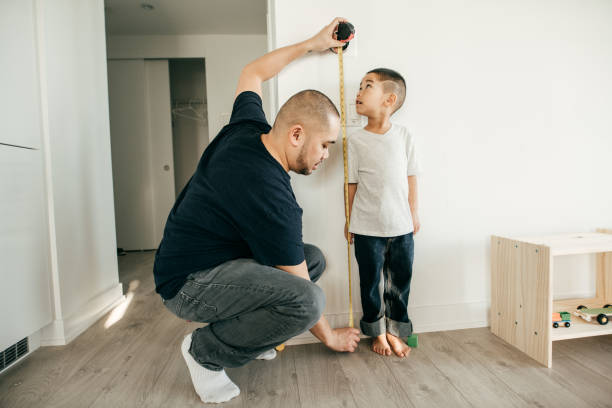 prendere l'altezza di un bambino - metro per laltezza foto e immagini stock