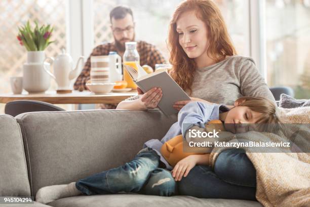 Figlio Sdraiato Sui Giri Della Madre - Fotografie stock e altre immagini di Famiglia - Famiglia, Vita domestica, Sicurezza sul posto di lavoro